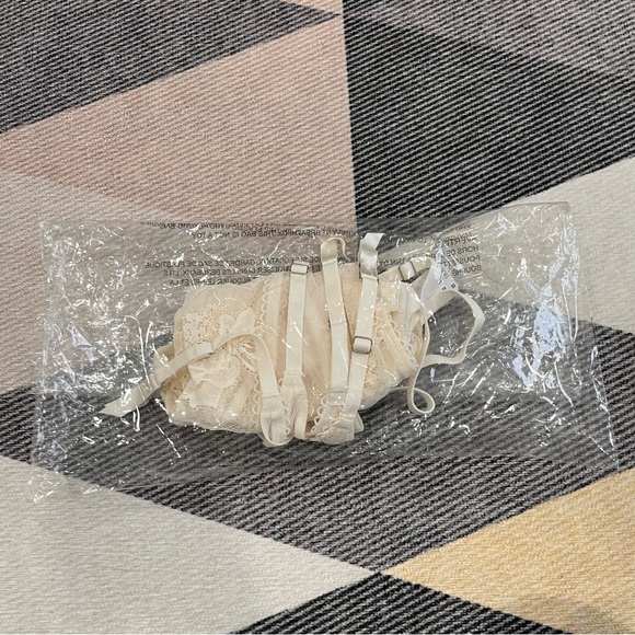 La Senza Unlined Lace Merrywidow Large - Picture 4 of 8